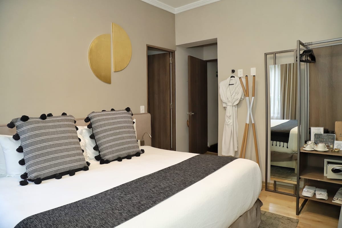 Egyptian cotton sheets, premium bedding, pillow-top beds, in-room safe