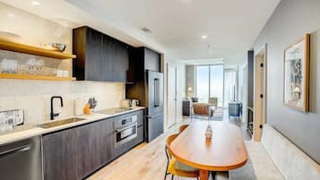 Refrigerador, microondas, horno y parrilla de estufa