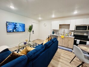 Living area - Luxurious and Peaceful with Jetted Shower mins to Downtown. (Dallas)