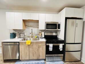 Private kitchen - Luxurious and Peaceful with Jetted Shower mins to Downtown. (Dallas)