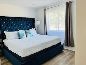 Room - Luxurious and Peaceful with Jetted Shower mins to Downtown. (Dallas)