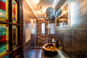 Tina con regadera, secadora de cabello, toallas, jabón 