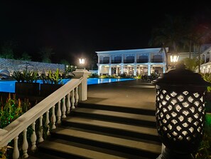 Hồ bơi ngoài trời, mở cửa từ 7:00 đến 18:00, dù/ô trên bãi biển/hồ bơi