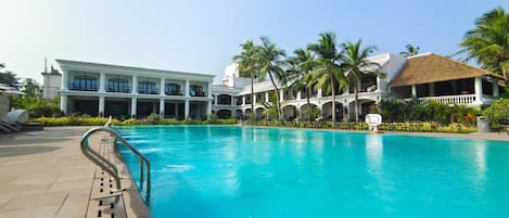 Udendørs pool, åben fra kl. 07.00 til kl. 18.00, parasoller, liggestole