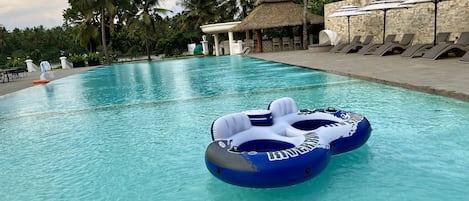 Piscine extérieure, parasols de plage, chaises longues