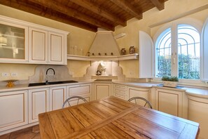 Fridge, microwave, oven, stovetop - Villa Ardea Exclusive Holigarda (Soiano del Lago)