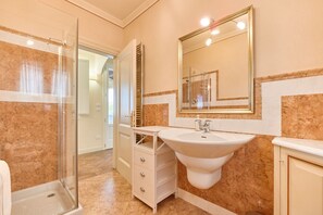 Baignoire, sèche-cheveux, bidet, serviettes fournies