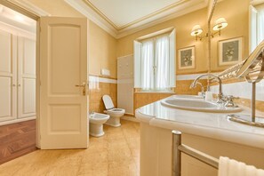 Bañera, secador de pelo, bidet, toallas