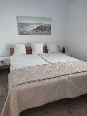 4 slaapkamers, een strijkplank/strijkijzer, reisbedje, gratis wifi