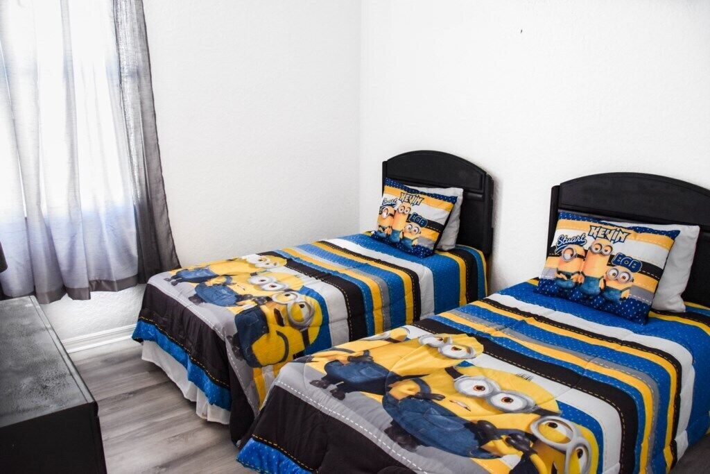 Huoneessa on kaksi sänkyä, ja molemmissa on Minions-aiheinen päiväpeite ja tyyny.
