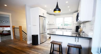 BRAND NEW modern 2-bedroom, close to the mountains.