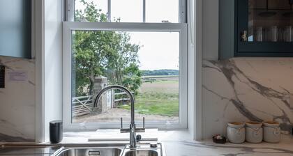Lodge Cottage - Farm Estate with Private Lake & Reservoir