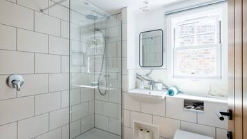 Ensemble douche/baignoire, sĂšche-cheveux, serviettes fournies, savon