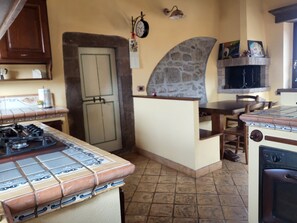 ثلاجة، فرن، موقد طهي مسطح، غسالة أطباق