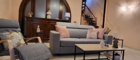 Télévision, cheminée, livres