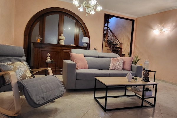 Televisión, chimenea, libros