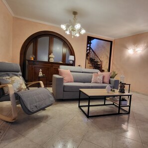 TV, fireplace, books - RELAX apartment in the center (Viterbo)