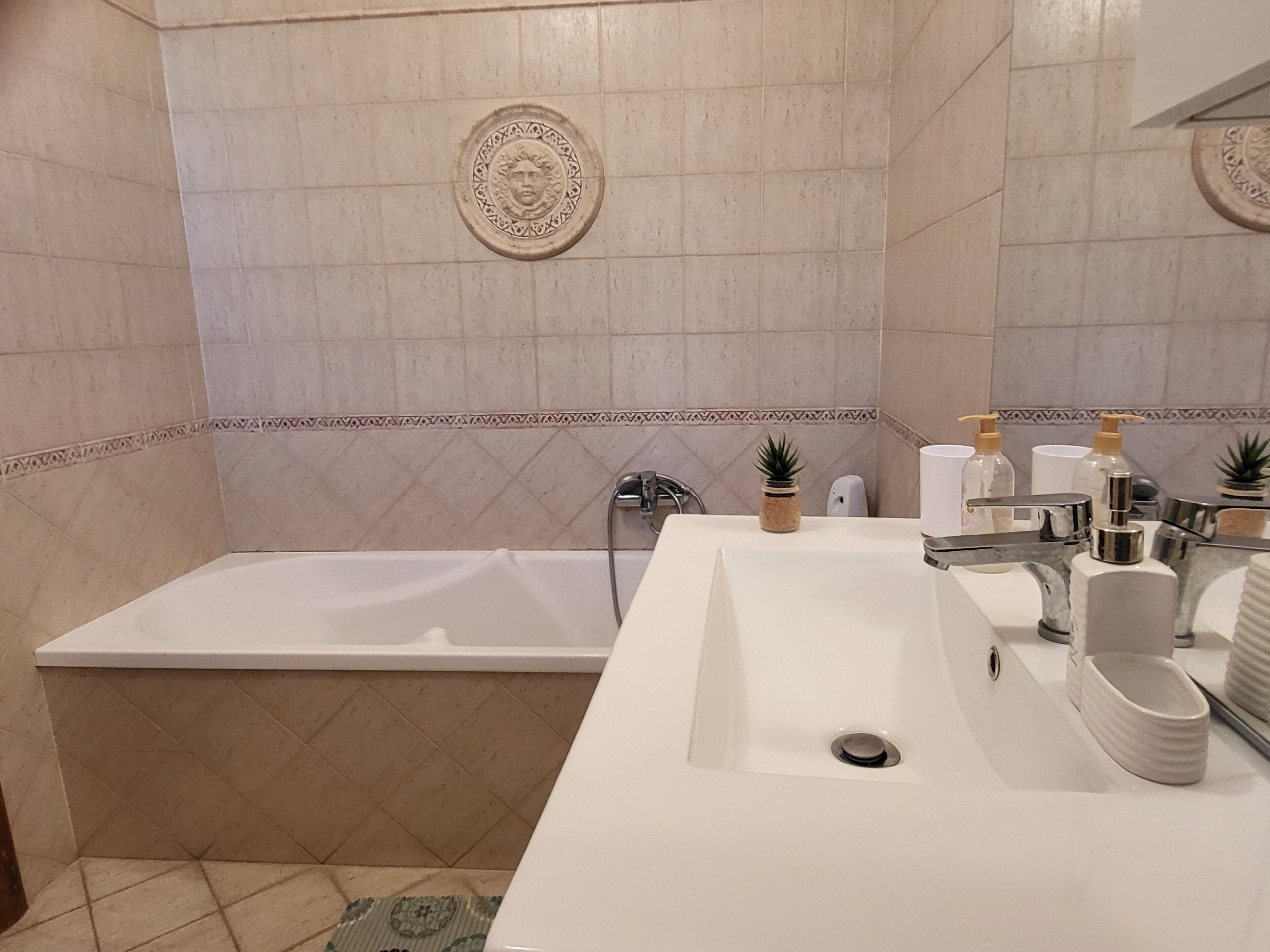 Combined shower/tub, hair dryer, bidet, towels