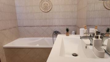 Combined shower/tub, hair dryer, bidet, towels