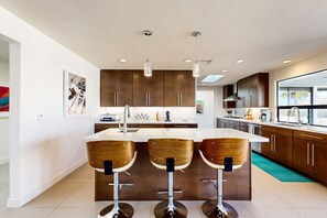 Fridge, microwave, oven, stovetop - Mountain-View Haven with Pool, Peloton - Available for Coachella & Stagecoach (Palm Desert)