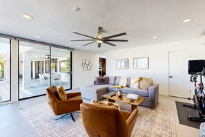 TV, fireplace, books - Mountain-View Haven with Pool, Peloton - Available for Coachella & Stagecoach (Palm Desert)