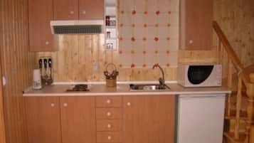 Microondas, horno, placa de cocina y cafetera o tetera