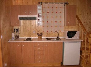 Microondas, horno, placa de cocina y cafetera o tetera