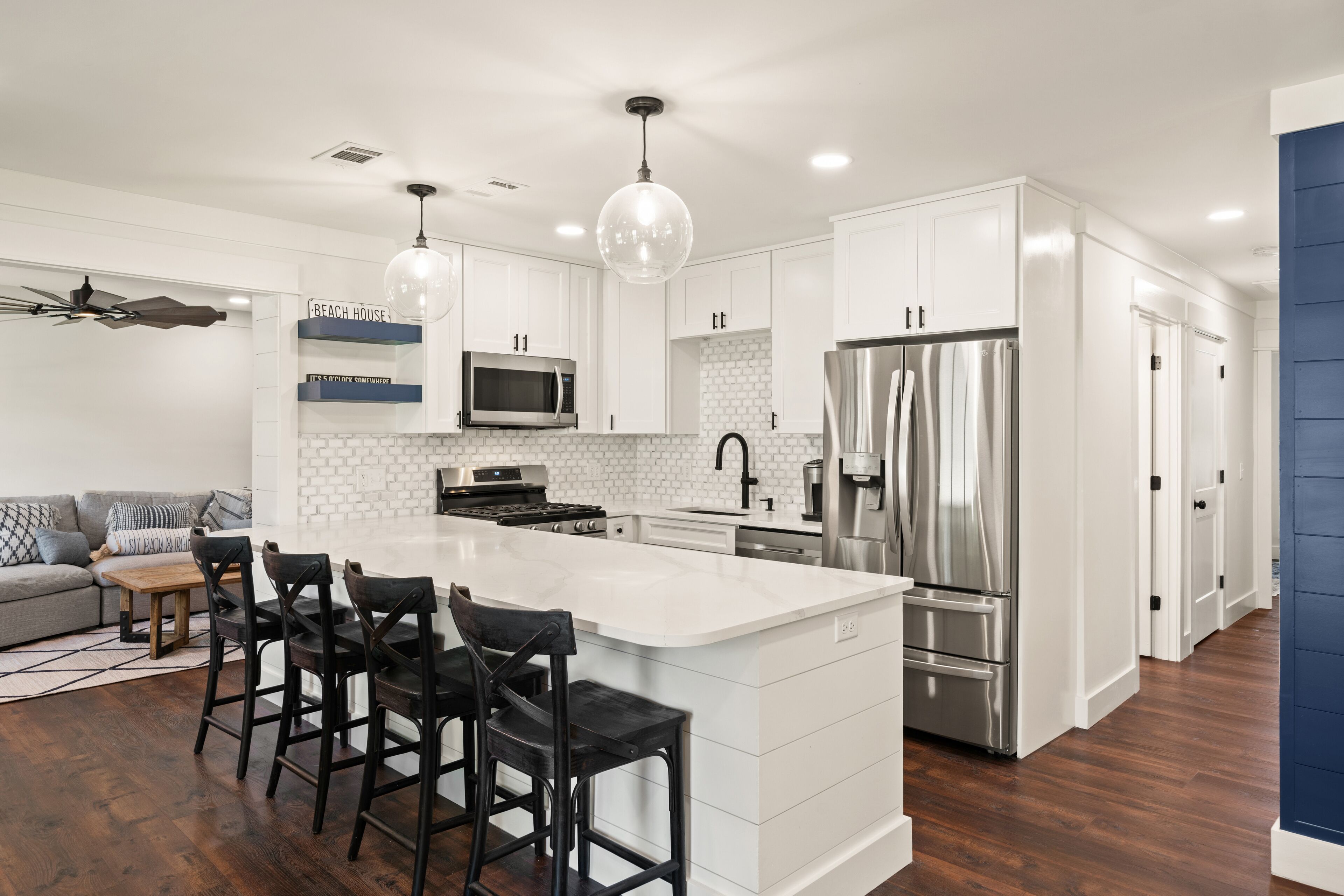 Kylskåp, mikrovågsugn, ugn och spishäll