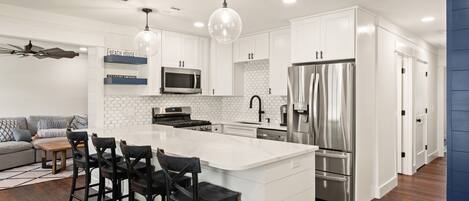 Een koelkast, een microgolfoven, een oven, een kookplaat