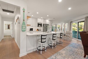 冰箱、微波炉、烤箱、炉灶