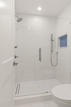 Hair dryer, toilet paper - Enjoy staying near the St. Simons Pier Village – the social center of St. Simons (St. Simons Island)