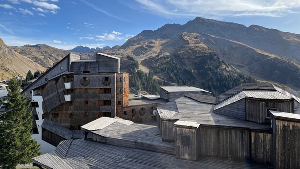 A mountain lodge with wooden architecture, multiple levels, and a view of surrounding mountains. - Immodreams - Le Dahu - Avoriaz (Avoriaz)