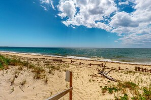 Beach nearby - Charming studio steps to beach access with deck, ocean view, kitchenette & grill (Truro)