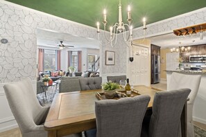 Dining - ✨Boutique 4BR Retreat in Duluth 🏡✨Sleeps 8✨25 min to ATL (Duluth)