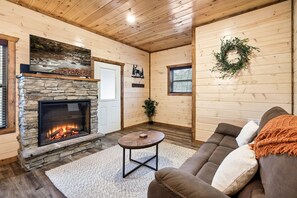 Una Smart TV, una chimenea