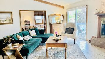 智能電視、壁爐、電子遊戲、DVD 播放機