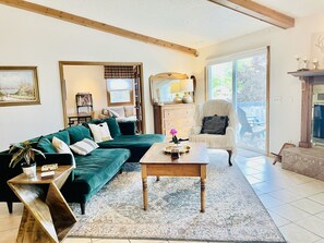 تلفزيون ذكي، مدفأة، ألعاب فيديو، مشغل دي في دي