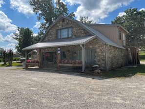 Exterior - Happy’s Trout Loft - 0.5 Miles from Montauk (Salem)