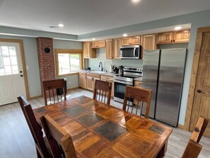 Kylskåp, kaffe- och tebryggare och grytor/köksredskap