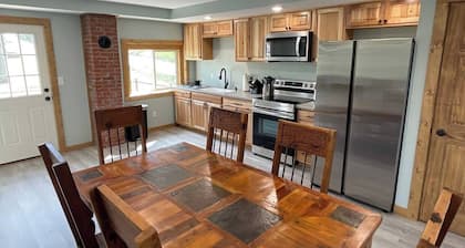 Happy’s Trout Loft - 0.5 Miles from Montauk