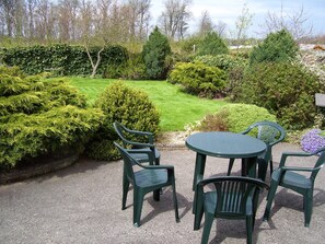 Outdoor dining - Bungalow with enclosed pet friendly garden 5 mins to beach, Sewerby, Bridlington (Sewerby)