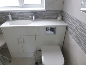 Dusche, Haartrockner, Handtücher, Toilettenpapier