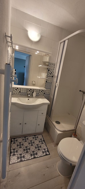 Shower, toilet paper