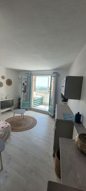 Interior - Like a fish in water, sea view apartment (Saint pierre la mer)