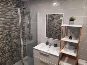 Dusche, Haartrockner, HandtĂŒcher, Seife