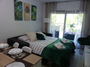 1 slaapkamer, een strijkplank/strijkijzer, gratis wifi, beddengoed