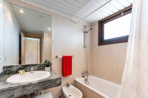 Baignoire, sèche-cheveux, serviettes fournies