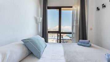 Iron/ironing board, free WiFi, bed sheets