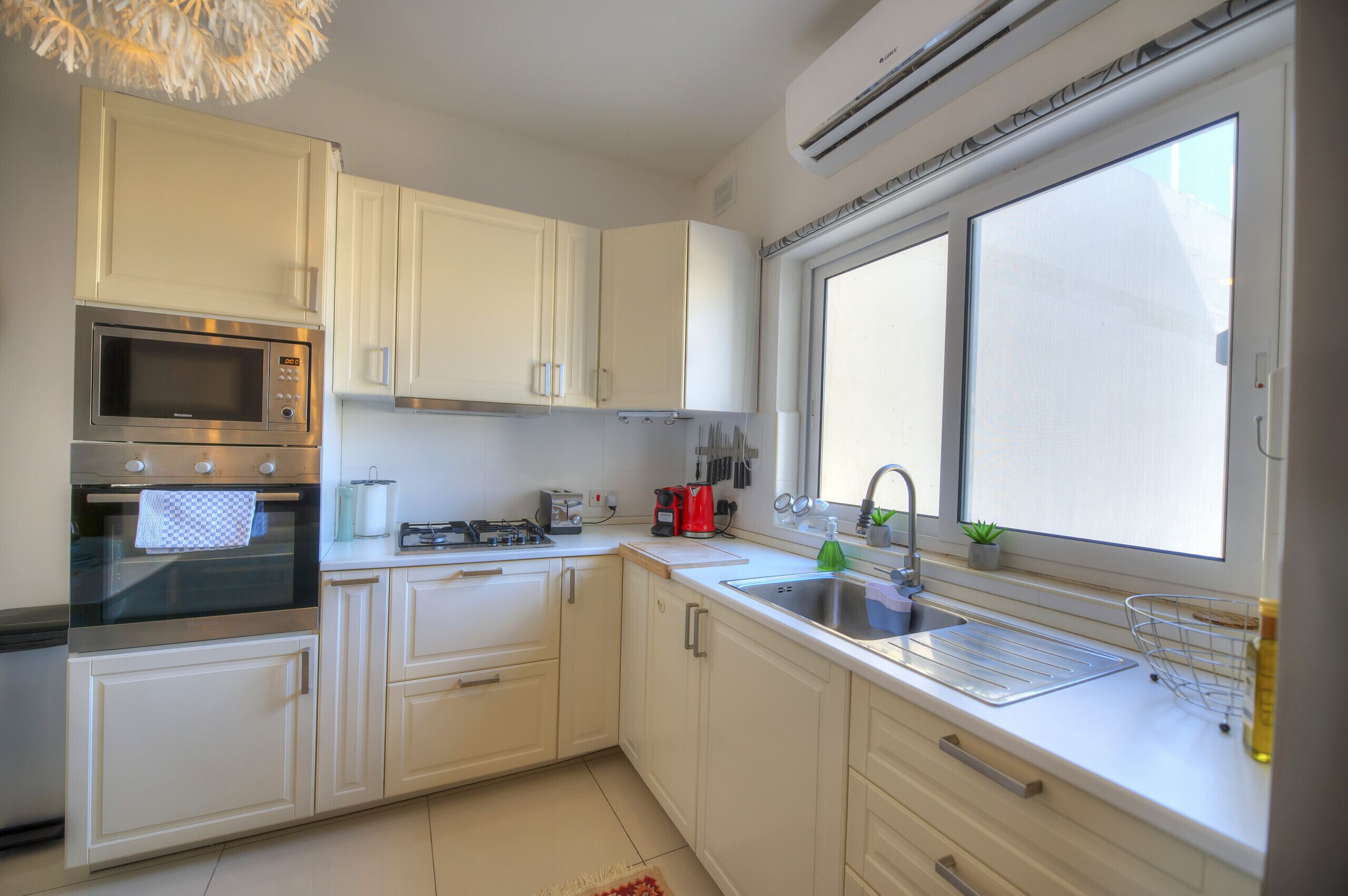 Kjøleskap, mikrobølgeovn, ovn og kaffetrakter/tekoker