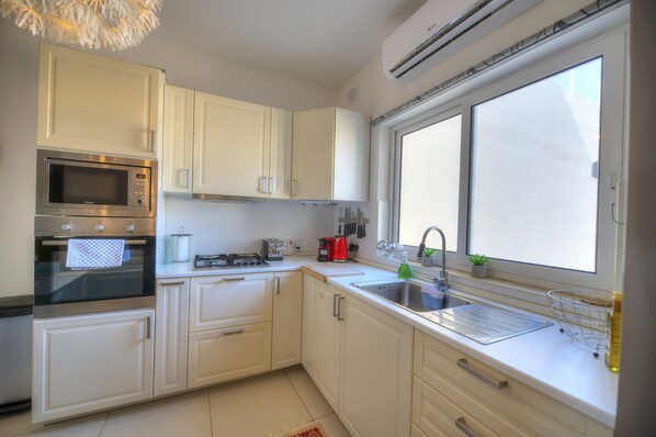 Refrigerador, microondas, horno y cafetera y tetera 